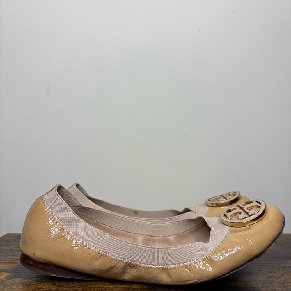 Tory Burch Shoes Tan Beige Ballet Flats with Classic Gold Logo Womens Size 8.5 - Picture 2 of 9